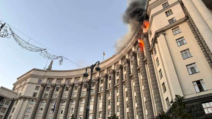 Un ataque aéreo de Rusia alcanzó la sede del gobierno en Kiev