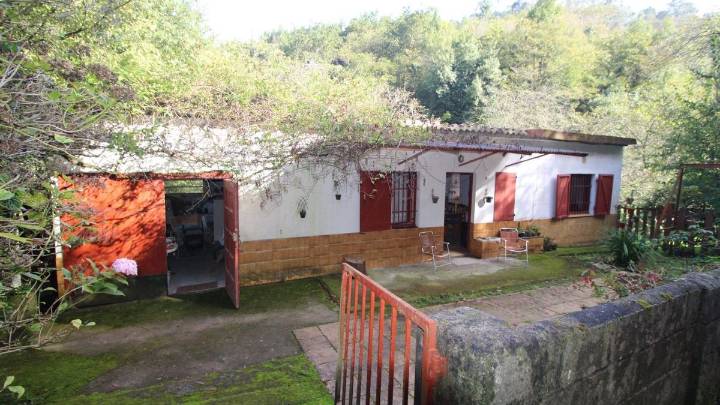 Venden por menos de 90.000 euros una casa independiente ideal para disfrutar del fin de semana en Gijón