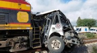 Choque de tren y autobús en Comonfort deja cinco muertos