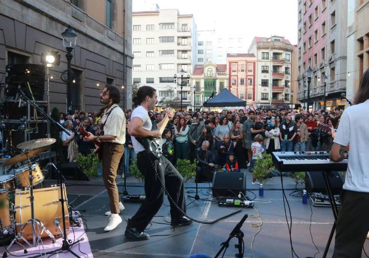 El arte se ilumina al caer la noche gijonesa