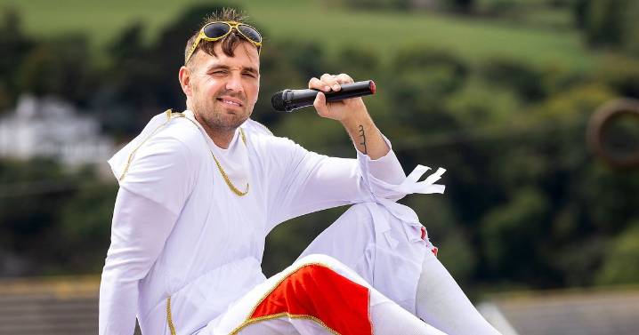 UK Elvis fan beats world record by singing non