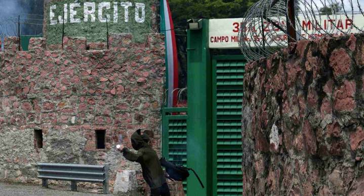 Lanzan petardos contra Zona Militar en Chilpancingo, Guerrero como protesta previa al aniversario del caso Ayotzinapa