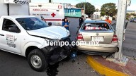 Choca y lo "prensa" vs semáforo en el Ortiz Mena; un lesionado