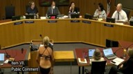 VIDEO: Activista antitrans se desnuda en plena junta escolar