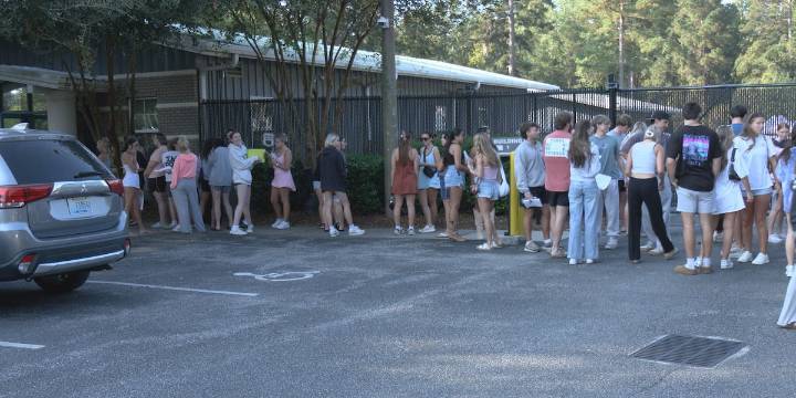 Coastal Carolina University Students help clear animal shelter