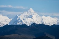 Alpinista intentó tomarse una selfie en el pico de una montaña: cayó al vacío y murió (Video)