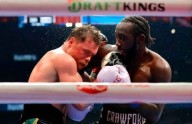 Sorprende Crawford a Canelo y le arrebata los títulos