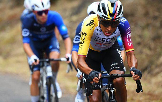 Egan Bernal se estrena en la Vuelta en otra etapa recortada por las protestas