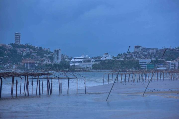 Tormenta tropical Narda se intensifica y podría convertirse en huracán frente a costas de México