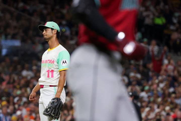 Padres eliminate Diamondbacks, keep alive hopes of home wild