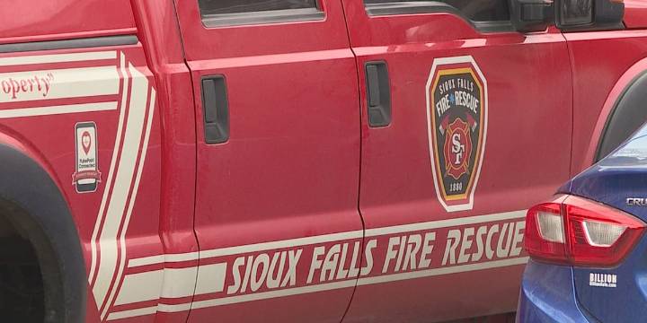 One hurt in southwestern Sioux Falls fire