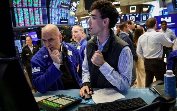 Fuertes caídas de los bonos empujan al riesgo país a los 1.311 puntos