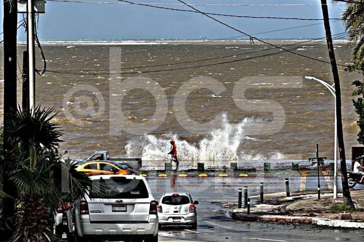 NHC: Lorena ya es huracán rumbo a BCS; lluvias e inundaciones ponen en riesgo la vida