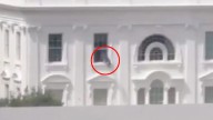 Misterioso video de un hombre lanzando objetos extraños desde la ventana de la Casa Blanca: Trump defiende que es IA