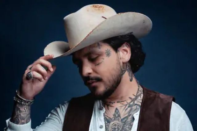 Christian Nodal se incomoda con gritos de “Cazzu” en concierto en Monterrey