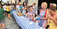 Reparten 2.000 buñuelos caseros con chocolate en este barrio de Almería
