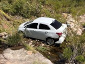 Conductora pierde el control y cae a un arroyo en las Curvas del Perico