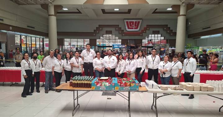 Casa Ley celebra 71 años con tradicional pastel gigante en plaza Cachanilla
