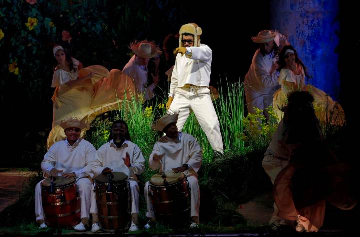 Bad Bunny culmina su residencia en Puerto Rico reuniendo a miles en plazas y locales