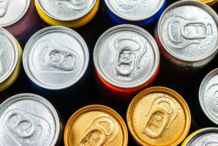Inglaterra prohíbe venta de bebidas energéticas a menores: ¿Debe Chile seguir el ejemplo?