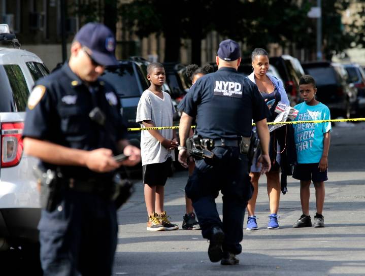 Hombre baleado en el cuello durante un tiroteo frente a un centro comunitario de El Bronx