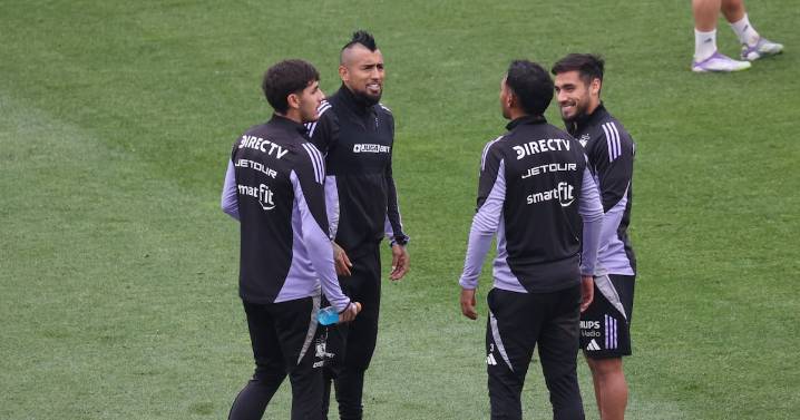 Arturo Vidal aborda la primera práctica de Fernando Ortiz en Colo Colo