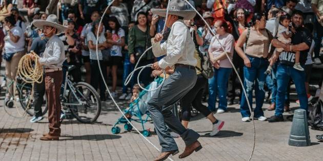 Celebran con desfile por el Día de la Bandera de Jalisco y la Charrería
