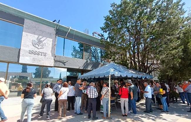 Derechohabientes del ISSSTE exigen resolución de 2 mil 500 expedientes atorados desde hace cinco años en Coahuila