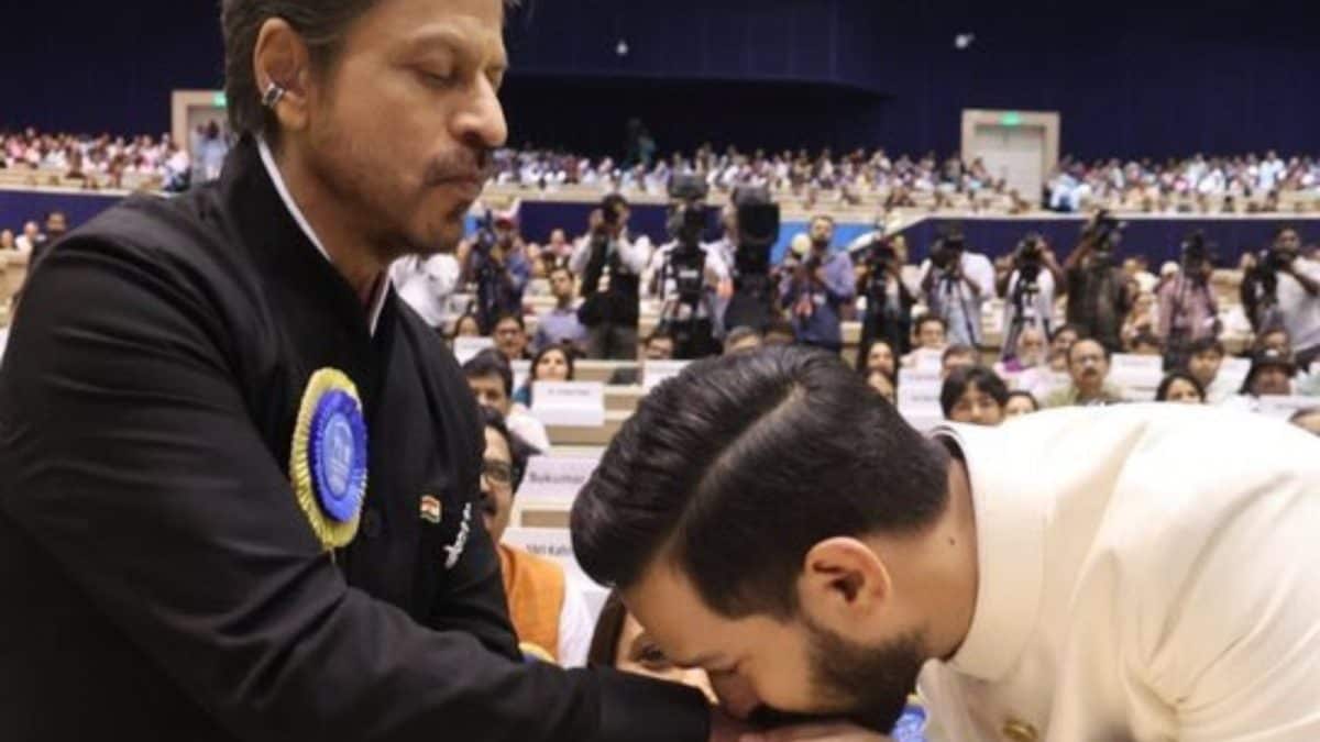 Vikrant Massey Kisses Shah Rukh Khan's Hand In Unseen Photo From National Awards Ceremony
