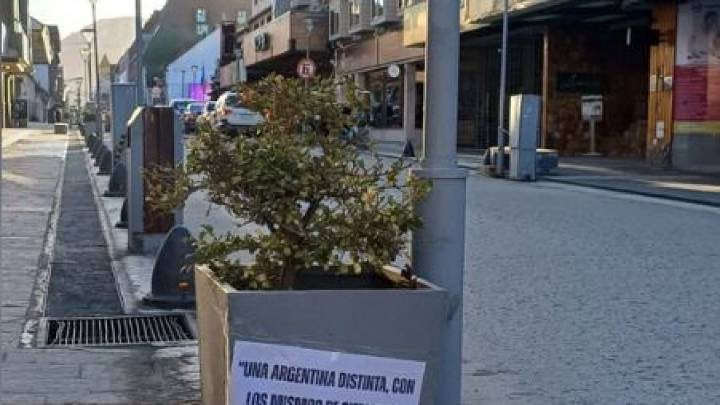 Crece el repudio social a Milei: Ushuaia se llenó de carteles en la previa a su visita