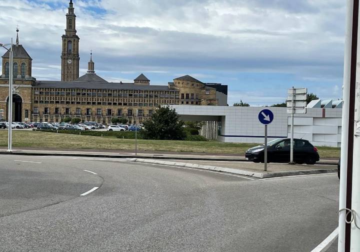 La «confusa señal» que Vox pide retirar en dos rotondas de Gijón