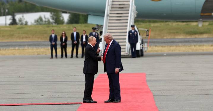 Trump, dispuesto a sancionar a Rusia si toda la OTAN deja de comprar petróleo