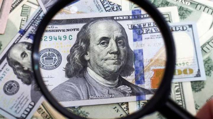 En reacción al ajuste de tasas, el dólar oficial registró otra suba y cerró en $1.435