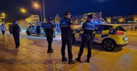 Un conductor impacta contra unos contenedores y un vehículo y se da a la fuga