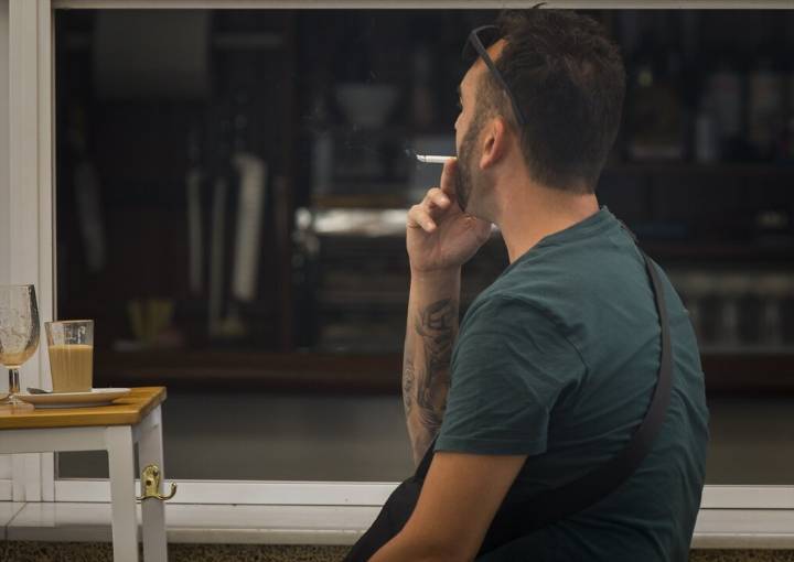 La prohibición de fumar en terrazas, "incomprensiva" para los hosteleros de Sevilla