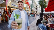 Pepe Reina, hostelero y DJ: "Si pusiese a Sebastián Yatra detrás de la barra, lo petaba"