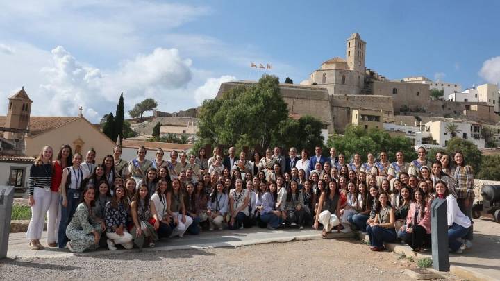 Las candidatas a fallera mayor también se van de viaje en barco