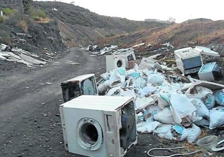 Canarias prevé cerrar en 2027 los 22 vertederos ilegales aún activos