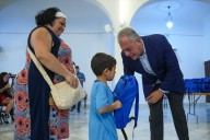 El Ayuntamiento de Sevilla reparte las primeras mochilas escolares gratuitas a familias vulnerables