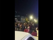 Policías son recibidos a pedradas en baile masivo