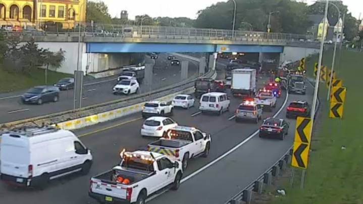 Beer spills onto I-95 in Pawtucket, RI after highway crash