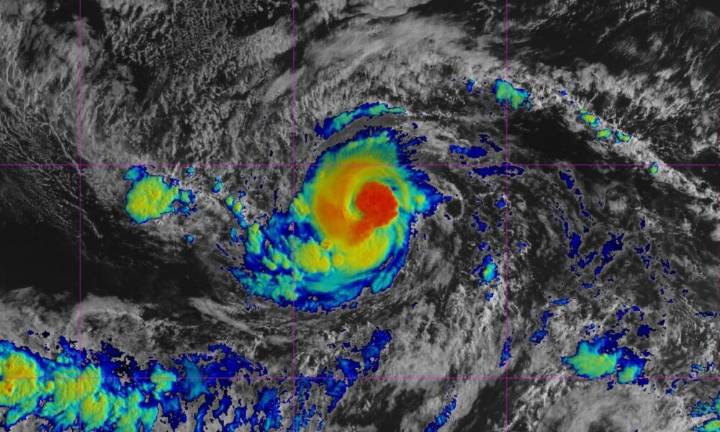 Kiko se convierte en huracán categoría 2 y avanza hacia Hawái