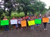 Pobladores bloquean acceso a granja avícola por malos olores