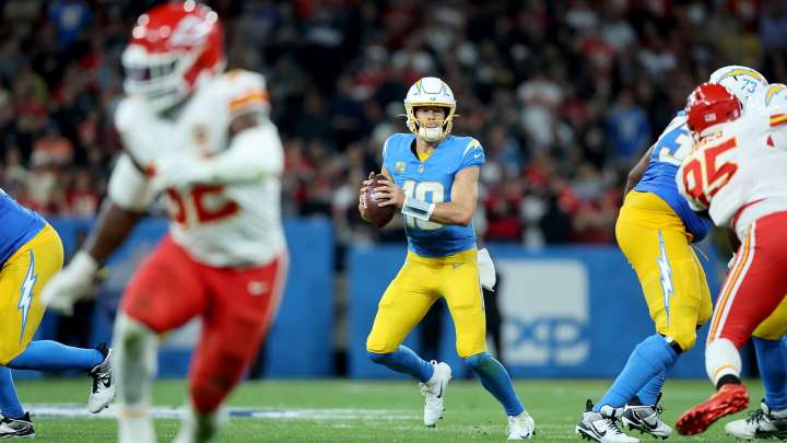 Justin Herbert throws for 318, three TDs as Chargers hold off Chiefs 27