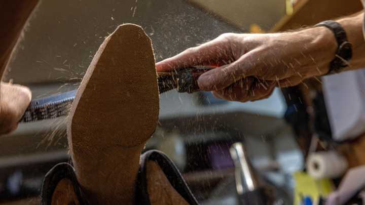 La industria de la avarca menorquina, en alerta ante la caída de ventas y la pérdida de empleos