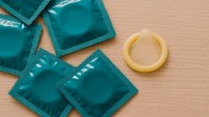 Preservativos gratis para jóvenes: el plan de Sanidad que llega antes de final de año