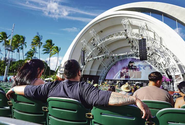 Thousands attend a concert honoring the late singer Fiji
