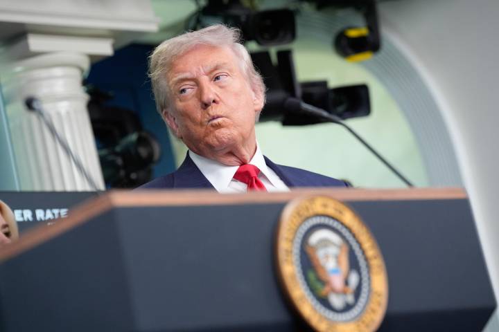 Trump pide al Supremo mantener el género asignado al nacer en los pasaportes de trans