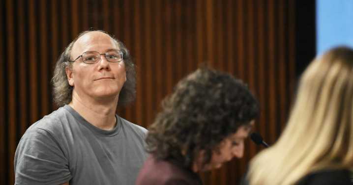 Man admits in TV interview to killing and burying his parents