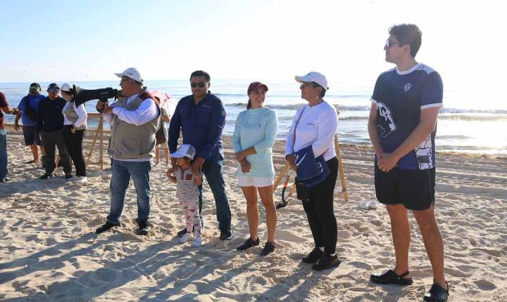 Ana Paty Peralta ponen ejemplo en el cuidado y limpieza de playas